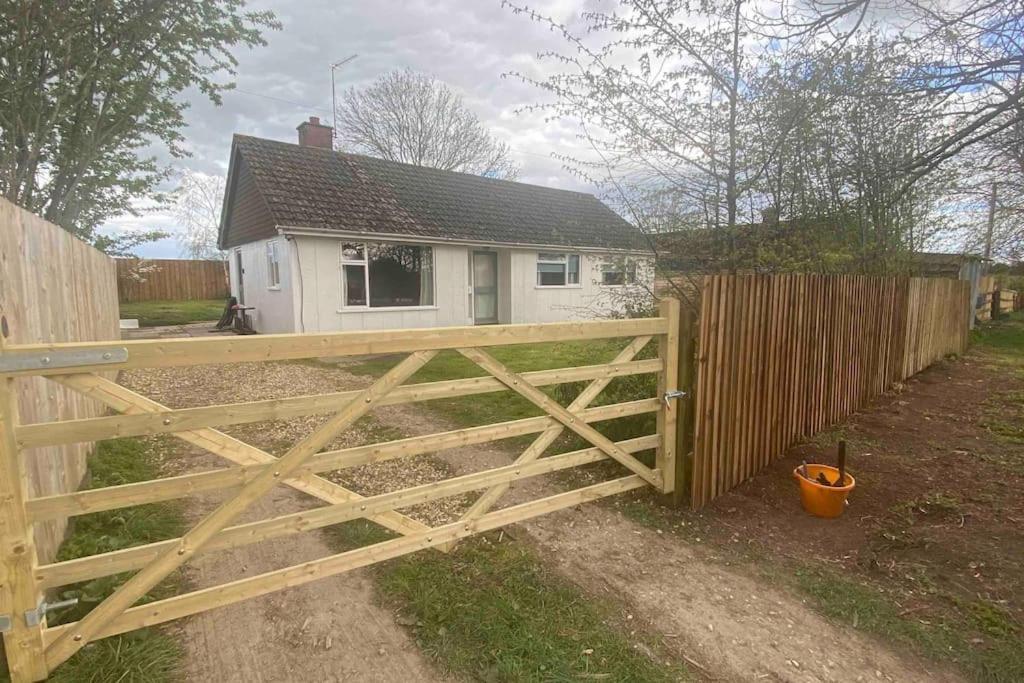 Cheerful 3 Bedroom Bungalow With Indoor Fire Place Gloucester Exterior foto